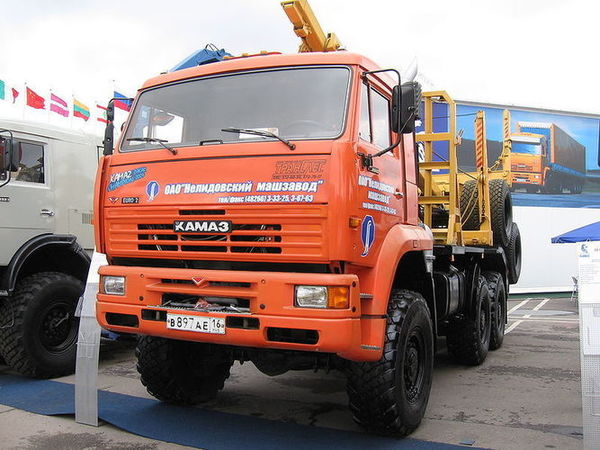 800px-Kamaz_lesovoz_mims_moscow