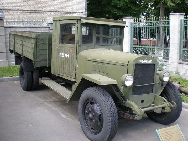 800px-Old_WWII_truck