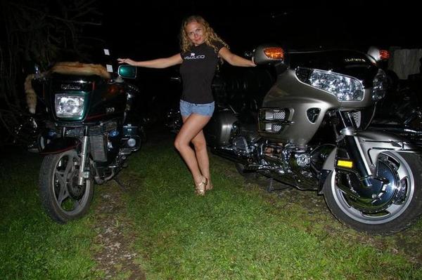 mergina_ir_du_motociklai