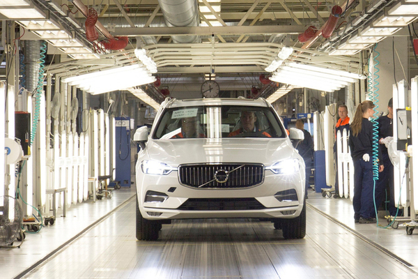 207631_The_first_new_XC60_rolls_off_the_production_line_in_Torslanda_Sweden