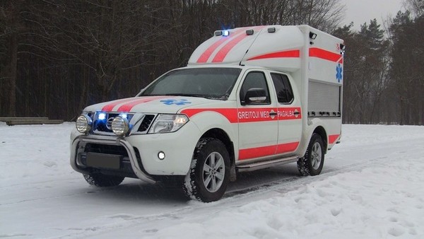 Nissan_NAVARA_ambulance_003