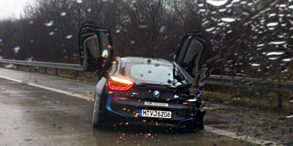 Spotted-1st-BMW-i8-Crash-1
