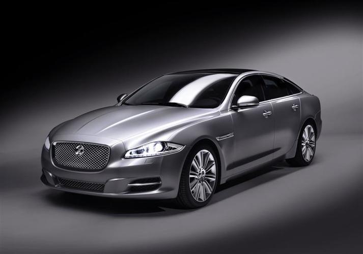Jaguar_XJ_frnt_silver__Medium_