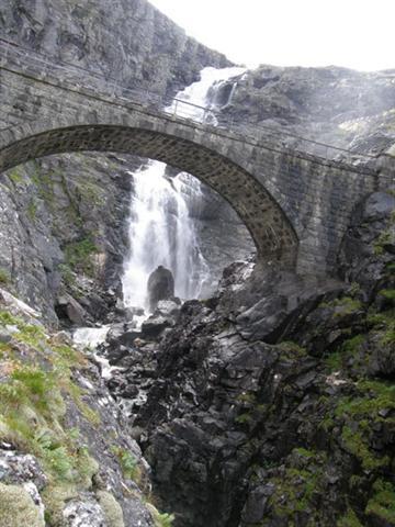 06-P8203908-po-tokiu-tiltu-__Small_