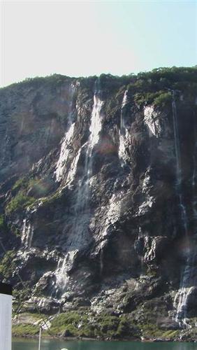 IMGA0127_nusilpusios_trys_sesutes__Medium_