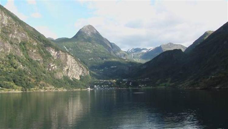 IMGA0129_geirangerio_miestelis__Medium_