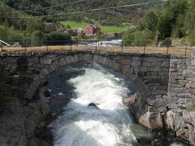 P8183704_arkini_stiltas_netoli_senojo_kelio__Medium_