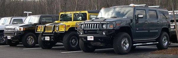 800px-2006_Hummer_H3_H1_and_H2