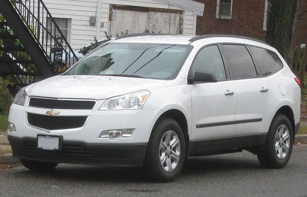 800px-Chevrolet_Traverse_LS_1_--_11-13-2009