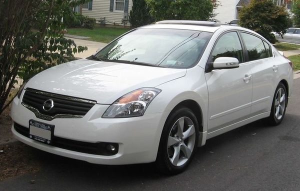 800px-07-08_Nissan_Altima_3