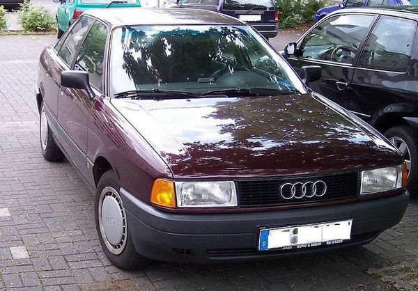 800px-Audi_80_darkred_vr