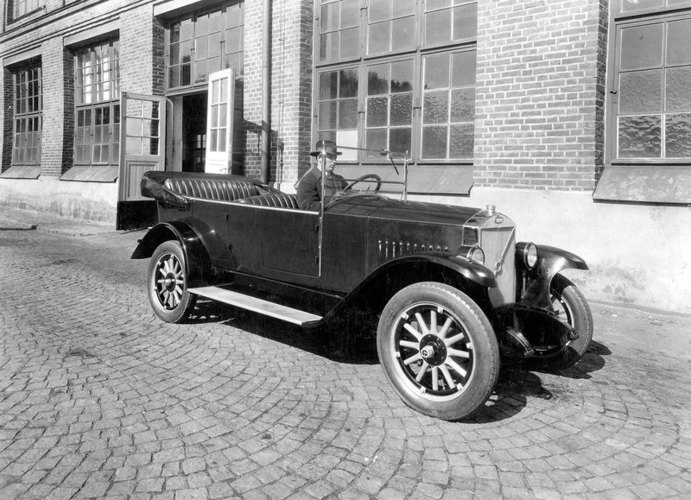 207264_The_Volvo_V4_in_production