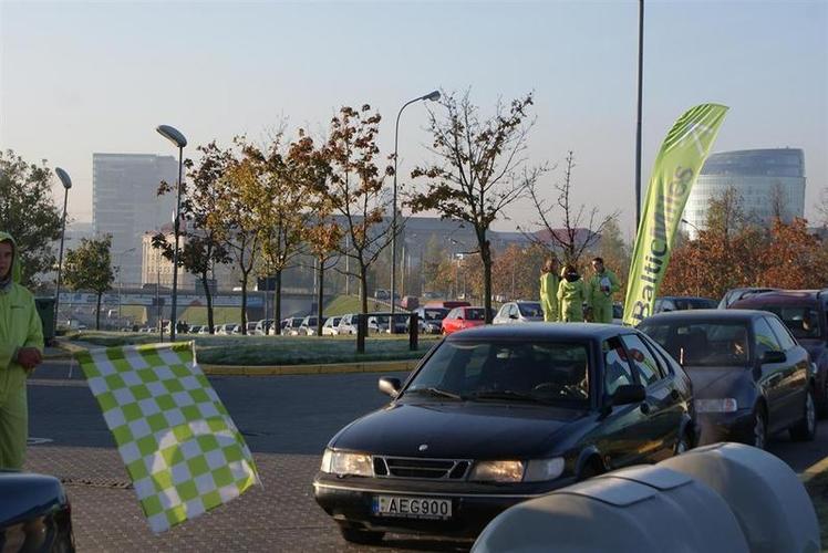 Automobiliu_eile_prie_degalines__Large_