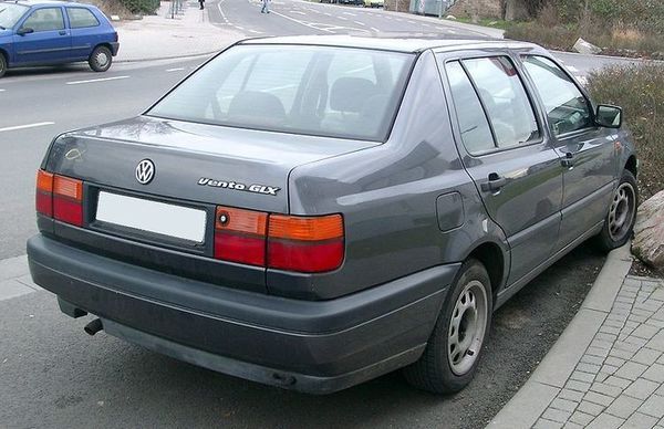 800px-VW_Vento_rear_20071212