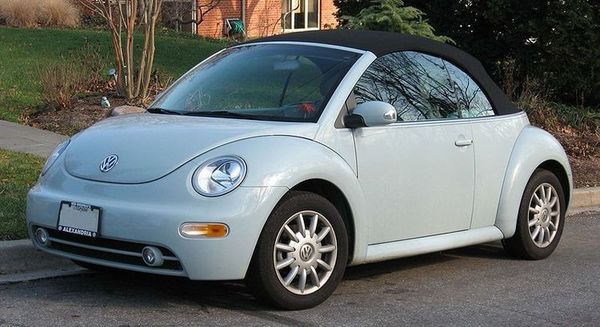 800px-Volkswagen-New-Beetle-Convertible