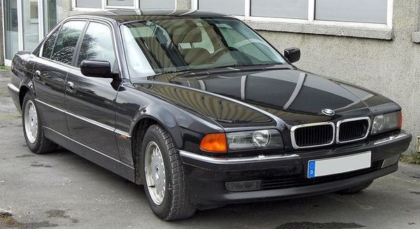 800px-BMW_7er__E38__20090314_front