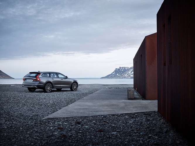 198325_New_Volvo_V90_Cross_Country_location