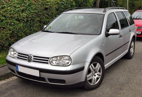 800px-VW_Golf_IV_Variant_20090910_front