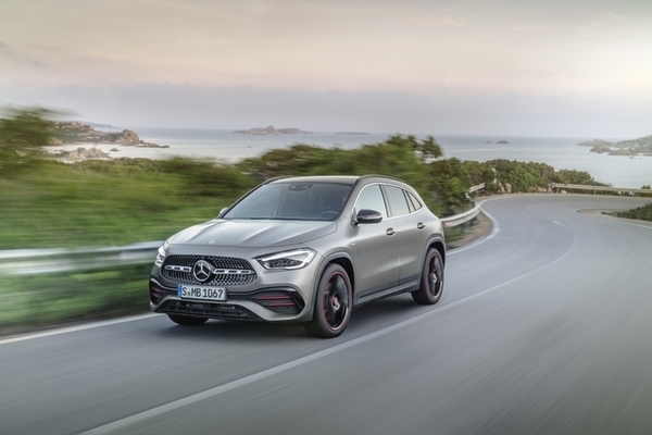 Naujasis__Mercedes-Benz_GLA___2_