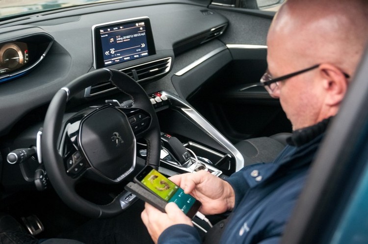 Arnoldas_Luko_ius_bando_Peugeot_5008