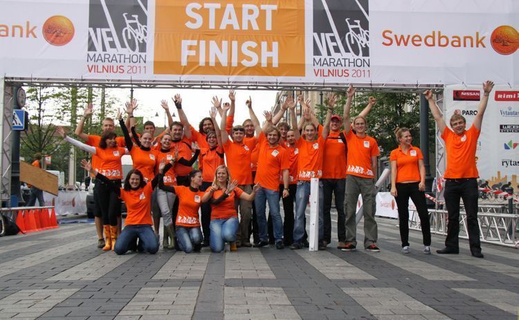 Velomaratono_2011_savanoriai_bei_organizatoriai