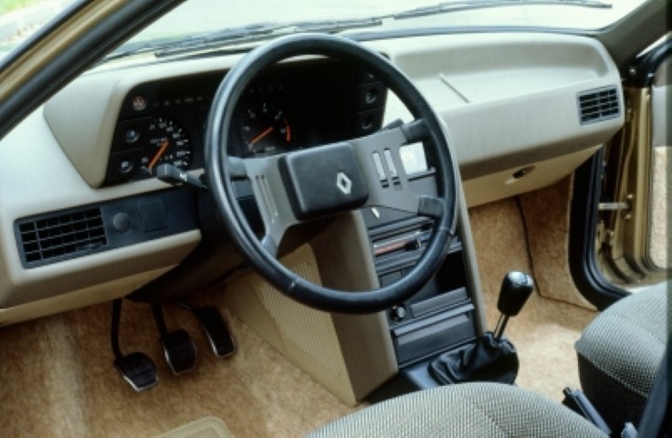 thb3_Renault_Fuego_Turbo_D_1982_r_-_wnetrze__Small_
