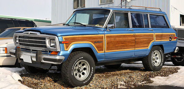 800px-Jeep_Grand_Wagoneer_001