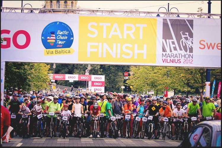 Velomaratonas_2012_m_g_j__grup_s_dalyviai_prie_starto_linijos_nuotr