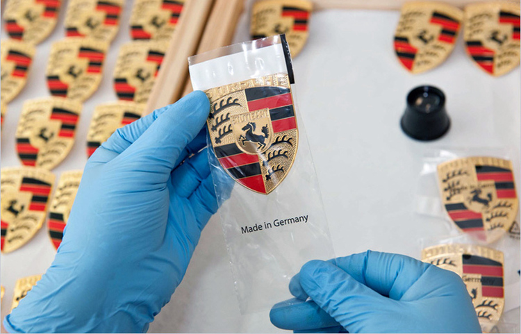 _2_FAKTAS__Porsche_Crest_