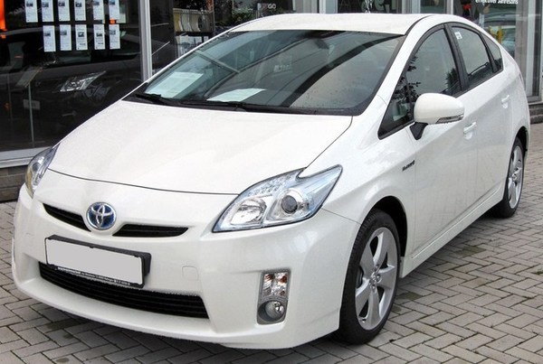 Toyota_Prius_III_20090710_front