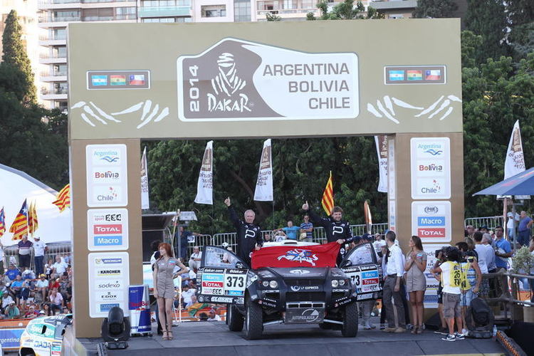 General_Financing_-_Autopaslauga_ekipazas_Dakaro_starto_podiume_su_Vycio_veliava