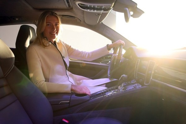 Maria_Sharapova_ir_Porsche_Panamera_GTS_interior