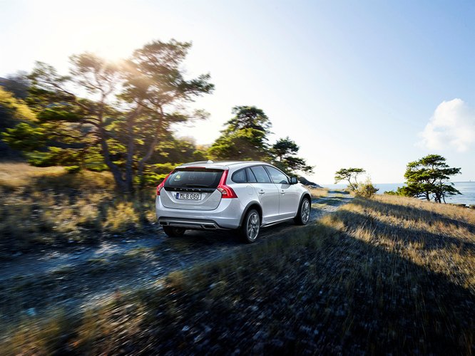 153896_Volvo_Cars_reveals_new_V60_Cross_Country