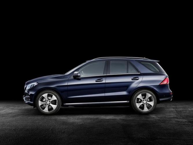 Mercedes-Benz_GLE_250_d__3_