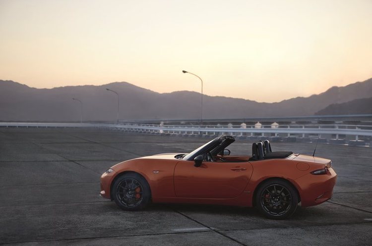 MAZ1901_2019_MX5_ROADSTER_SOFTTOP_19CY_30th