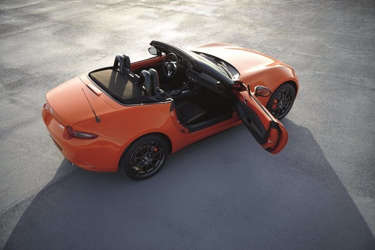 MAZ1901_2019_MX5_ROADSTER_SOFTTOP_19CY_30th2