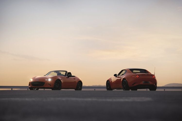 MAZ1901_2019_MX5_ROADSTER_SOFTTOP_RF_19CY_30th