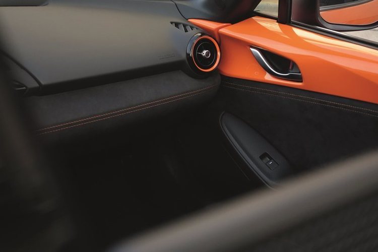 MAZ1901_2019_MX5_ROADSTER_SOFTTOP_RF_19CY_30th5