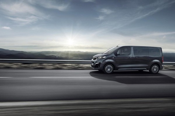 „Peugeot“ pristato naująjį elektrinį kelionėms skirtą „e-Traveller“